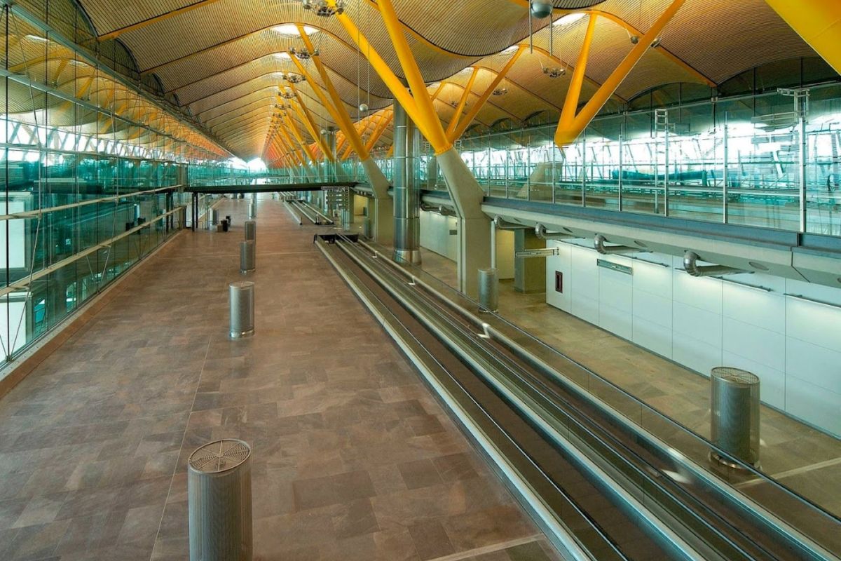 Terminal 4 aeropuerto Adolfo Suárez en Madrid-Barajas. Suelo revestido con Gris SIERRA ELVIRA.