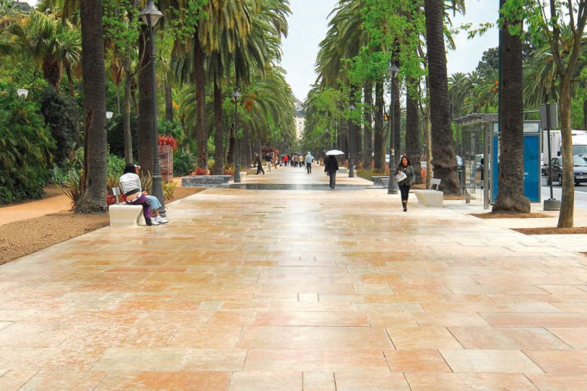 Paseo de La Alameda en Málaga, revestido con Piedra ÁMBAR.